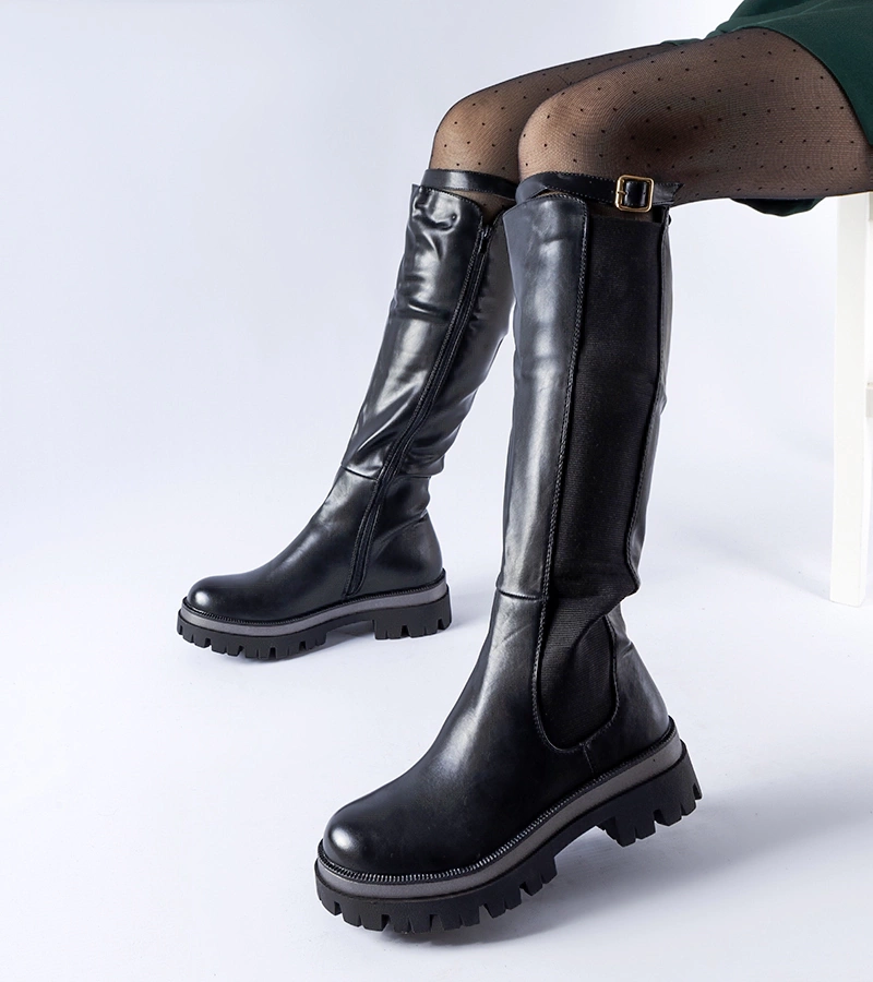 Fekete díszes szíjas Stuart bőrcsizma