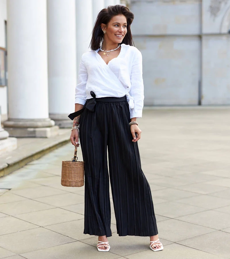 Fekete női széles pliszírozott Zakia nadrág