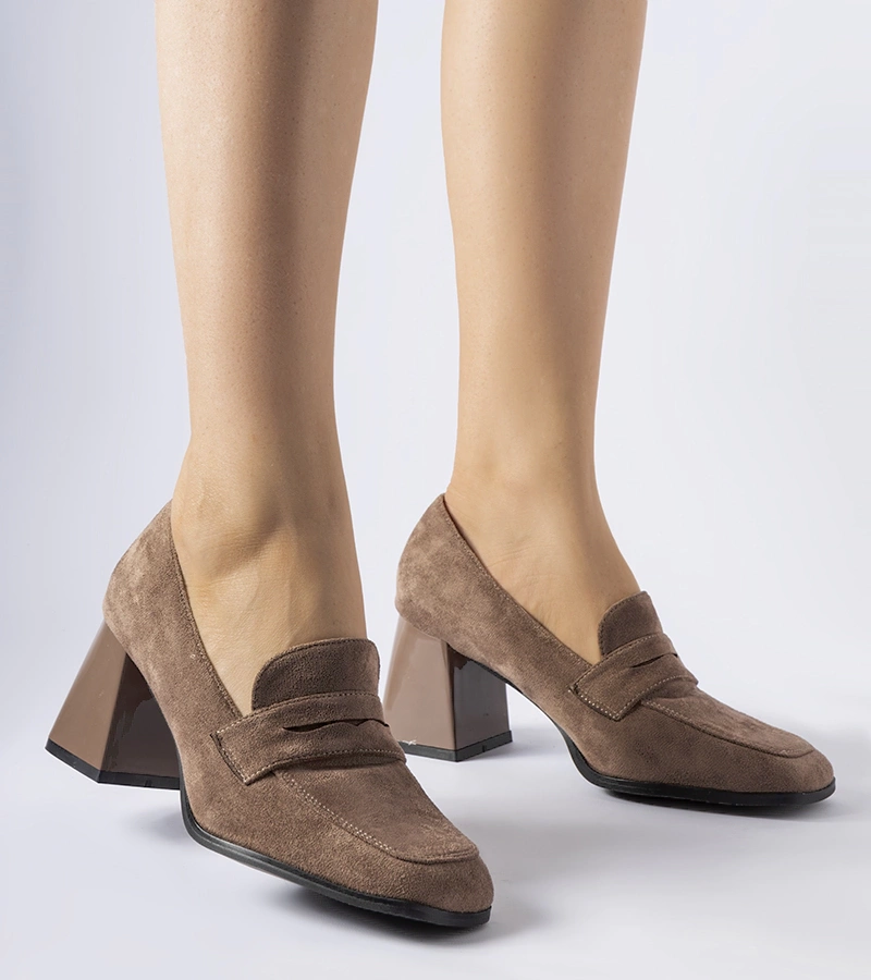 Barna bőrcipő a lakkozott sarokon Mill.