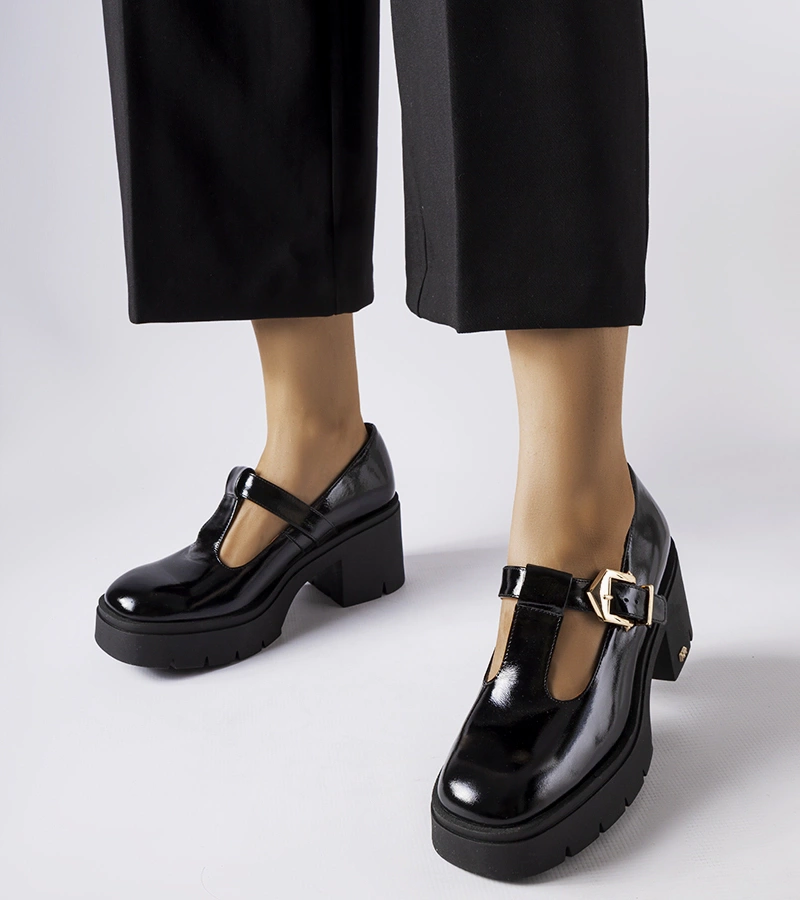 Fekete fényes cipő Karino