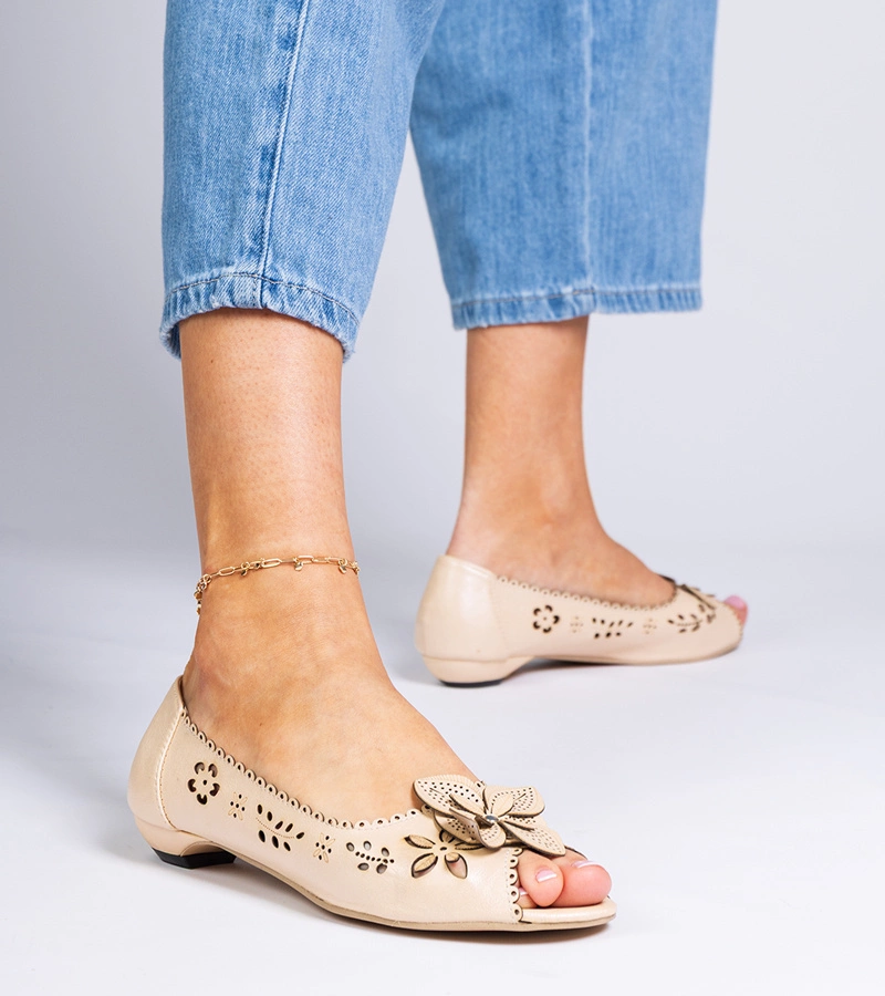 Bézs horgolt nyitott orrú balerinacipő Ursull