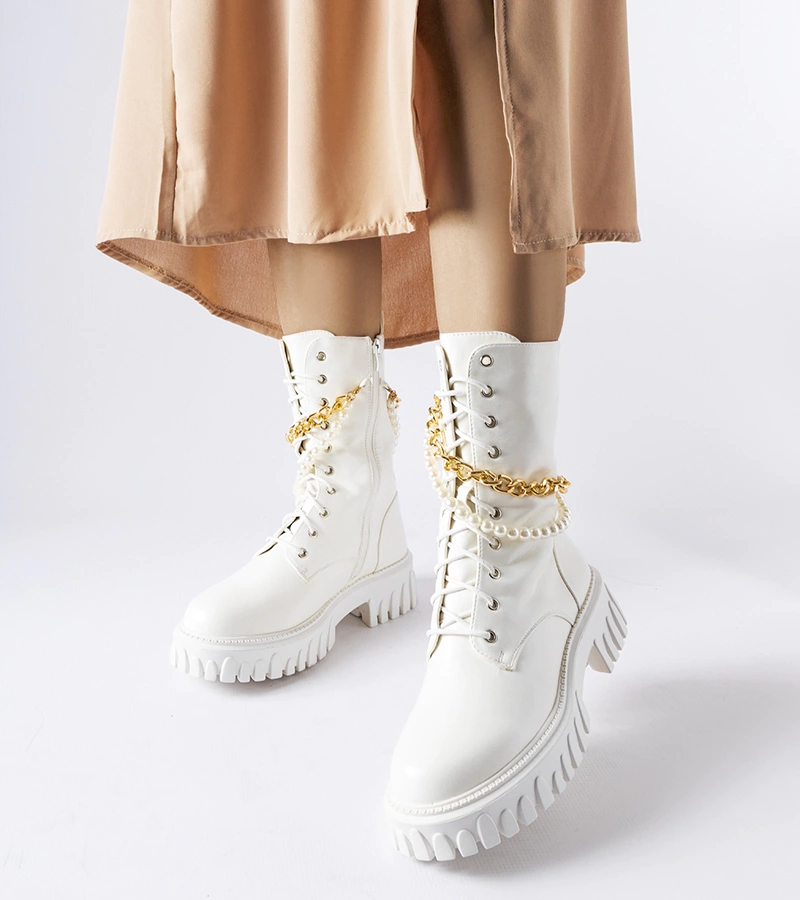 Fehér gyöngyös és láncos Mira tornacipők