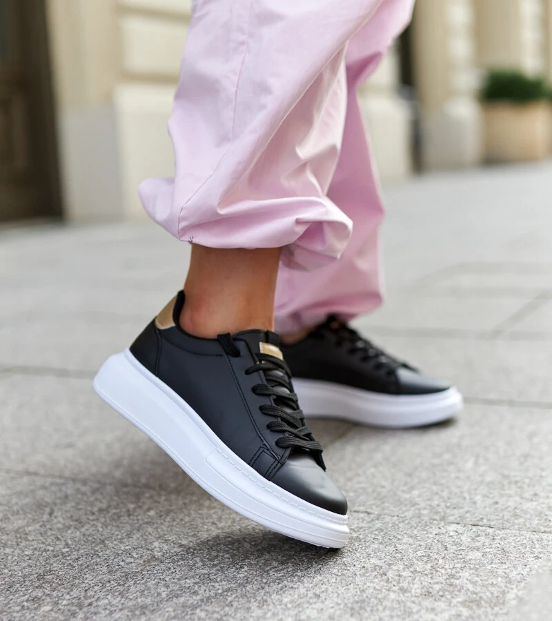 Vastag talpú fekete Ivalu edzőcipők