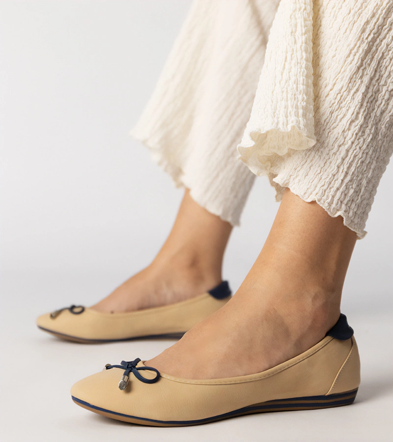 Maddalena díszes masnival díszített bézs balerinák