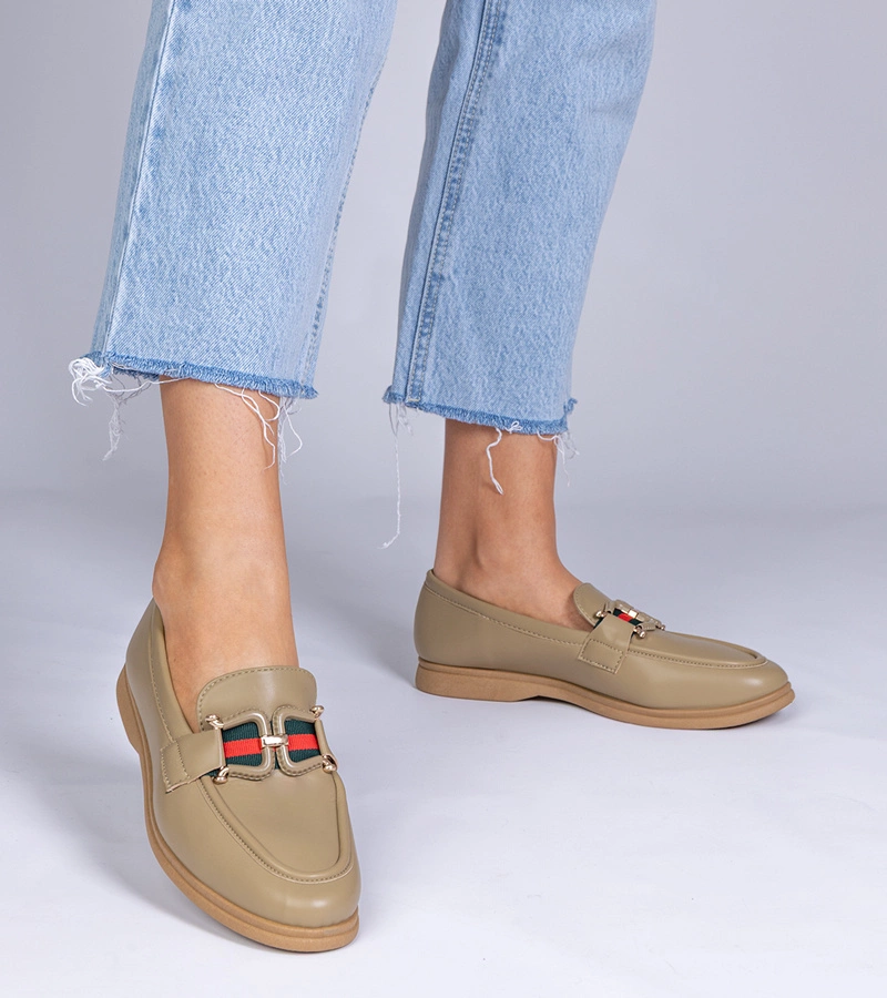 Kalenda díszítésű zöld műbőr mokaszin