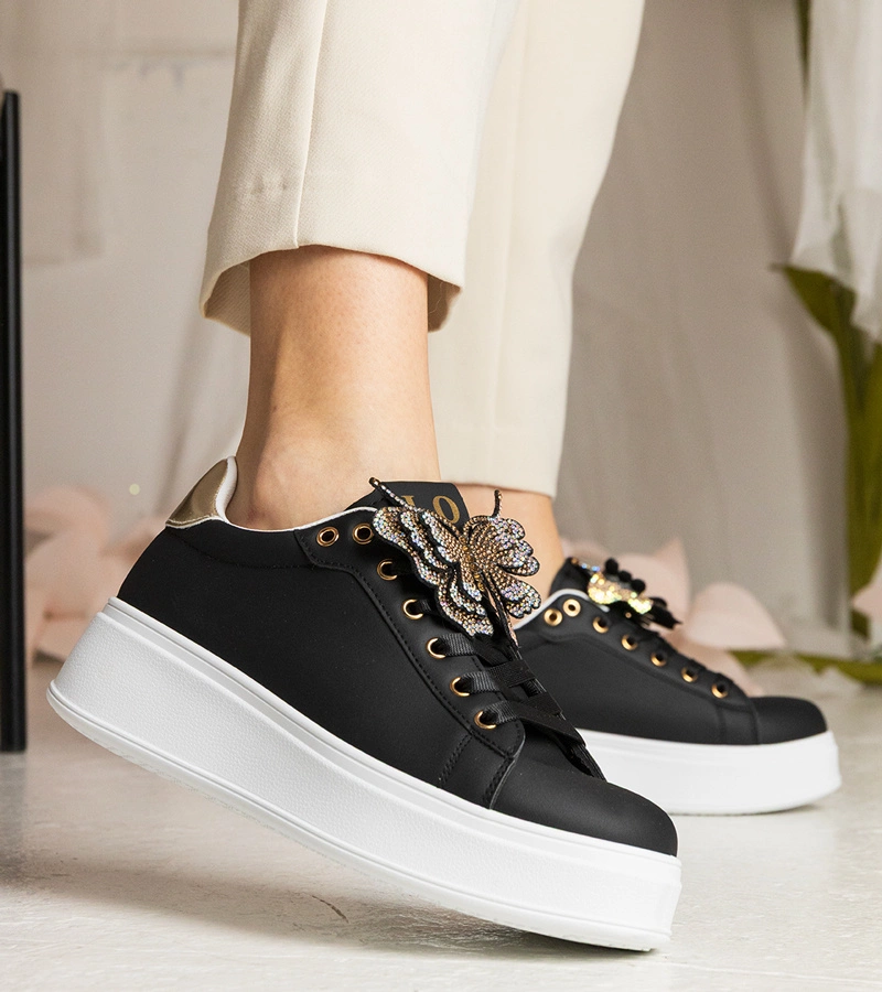 Fekete tornacipők cirkóniás pillangóval díszítve Kariba