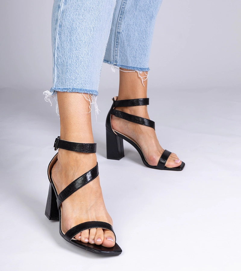 Fekete sarokszandál csattal Runaz