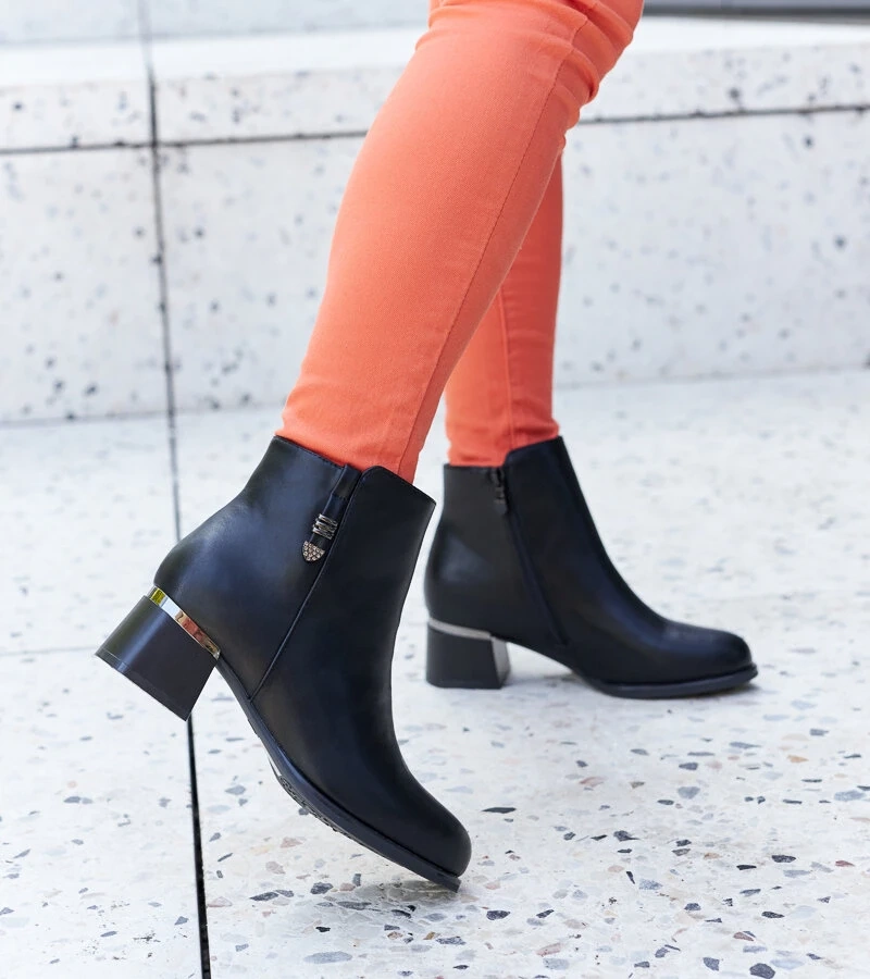 Fekete elegáns bokacsizma cirkóniákkal Bocconi