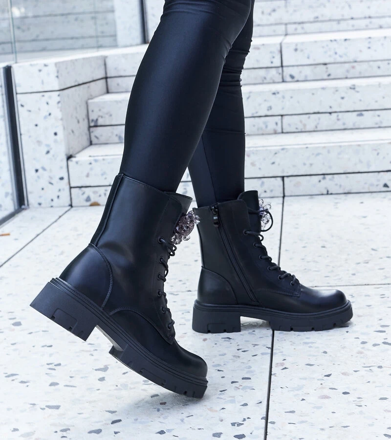 Fekete díszes gyöngyös Accadia bokacsizma