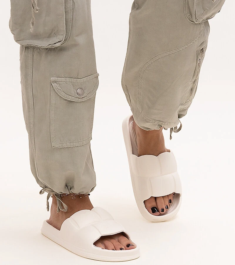 Diamanda fehér habos papucs