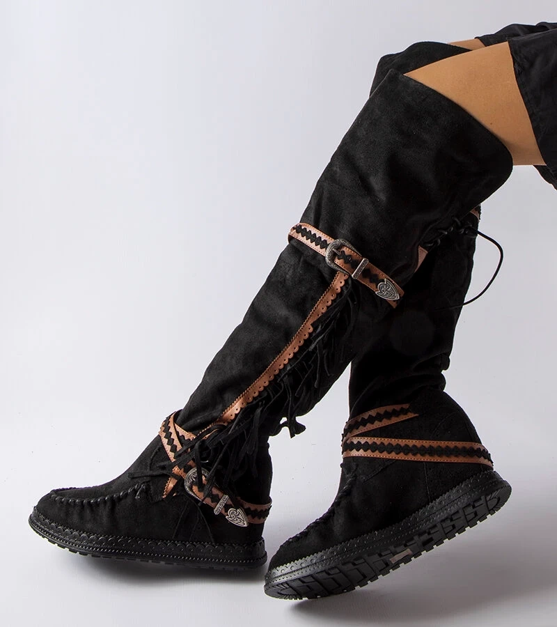 Fekete platformos csizma Novella