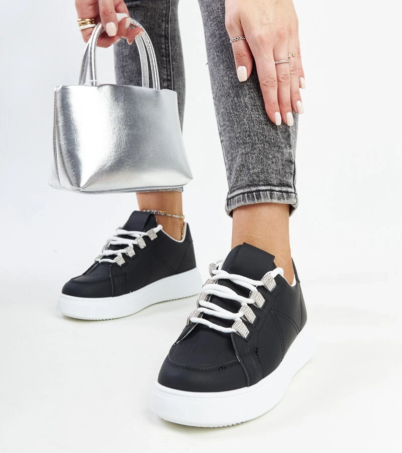 Walida vastag talpú fekete tornacipői