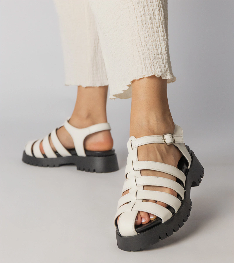 Fehér platformos szandál zárt orrvonallal Kolla