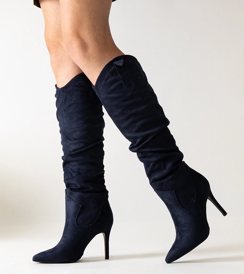 Granat színű, tűsarkú csizma ráncolással Aine.