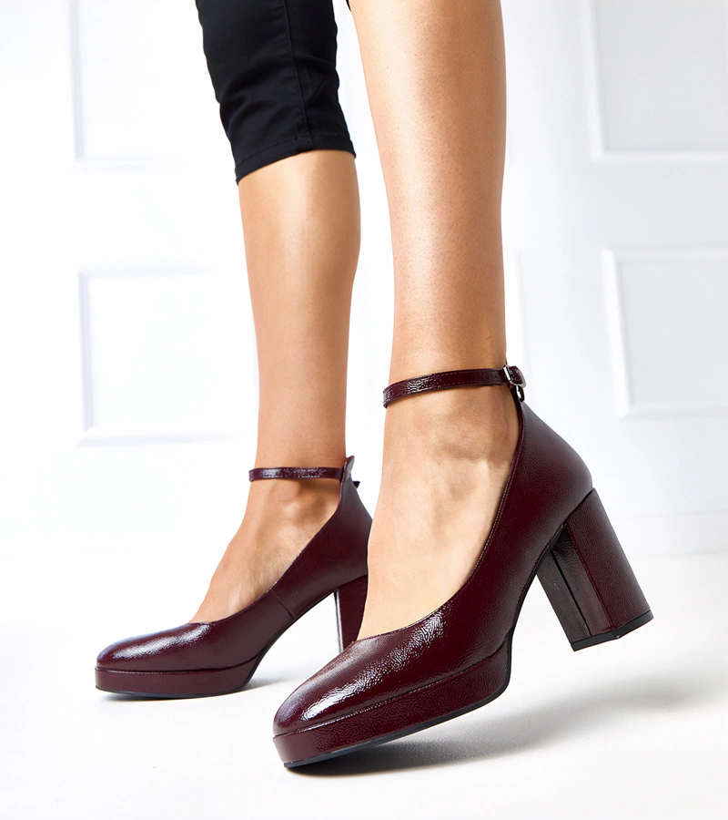 Bordó lakkozott magassarkú cipő masszív sarokkal Batuma
