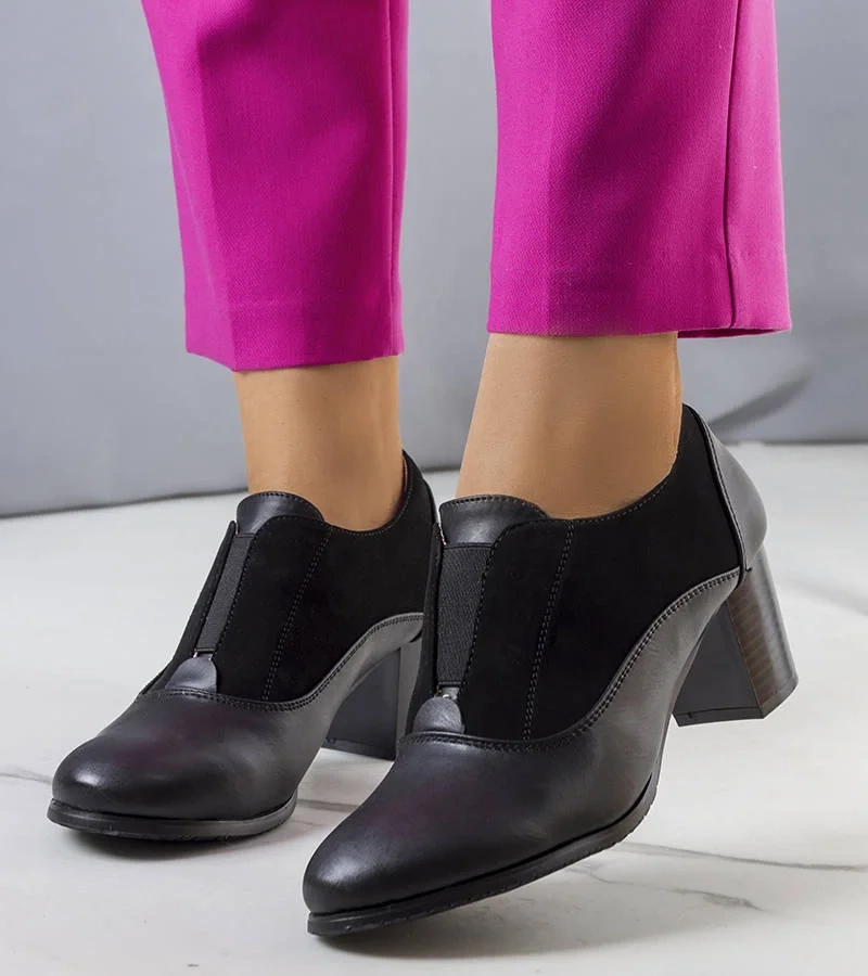 Fekete sarokcipő Corder