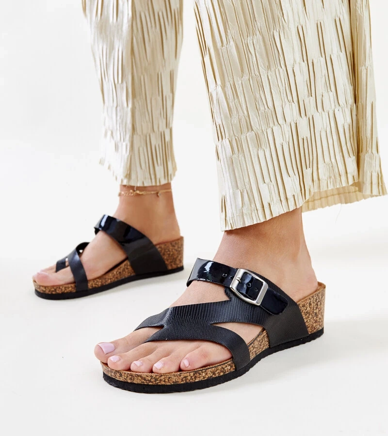 Fekete metál fényű Donata platform szandál