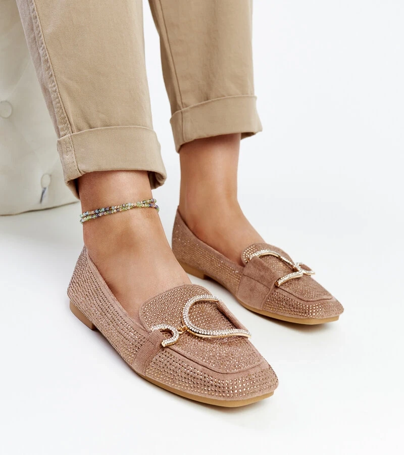 Mebrat barna csillogó mokaszinjai