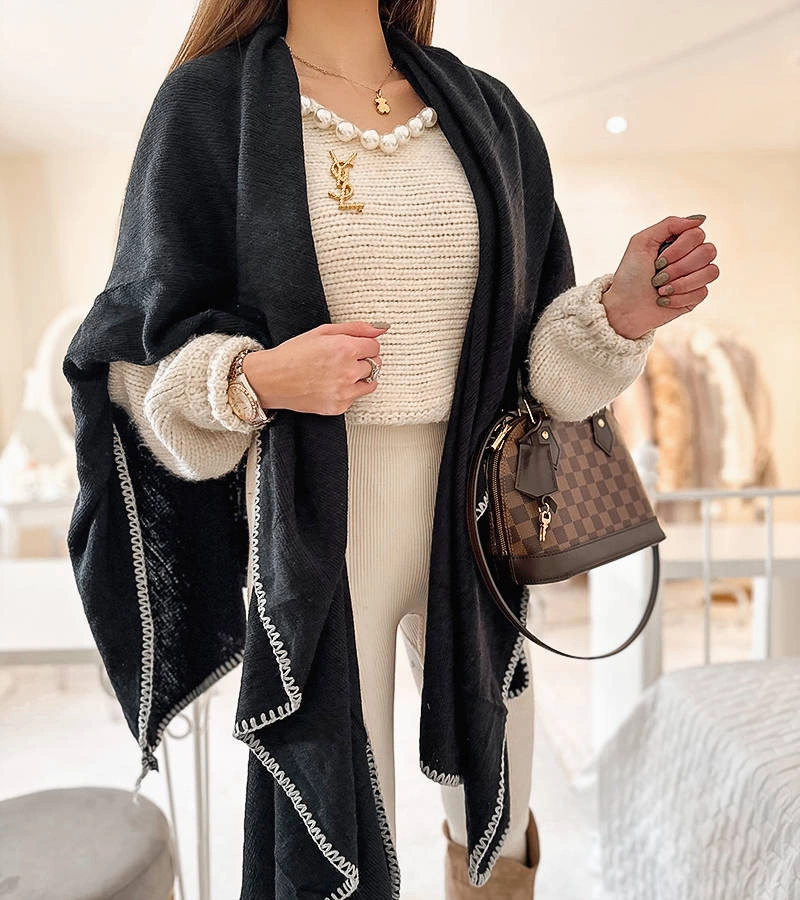 Fekete Levi szegéllyel ellátott poncsó.