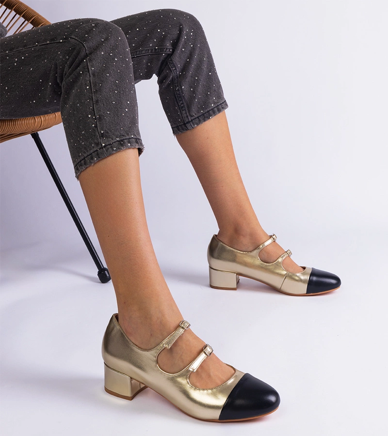 Arany oszlopos magassarkú cipő fekete orral Amelada