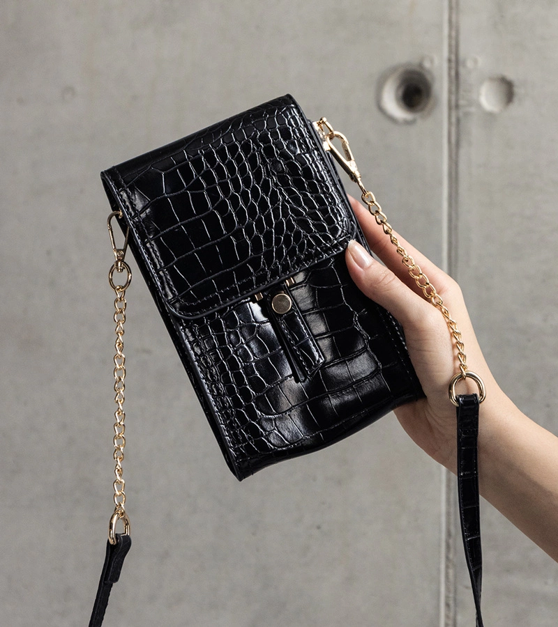 Decatur dombornyomással díszített fekete táska