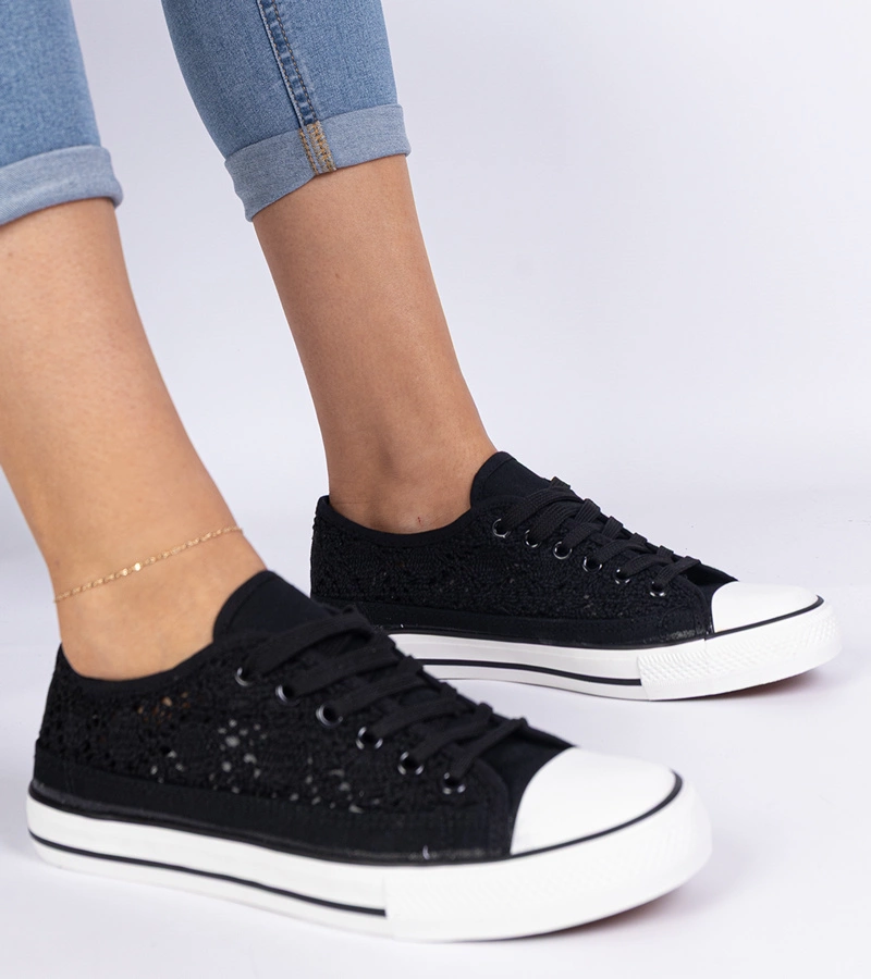 Fekete női lyukacsos tornacipő Saha