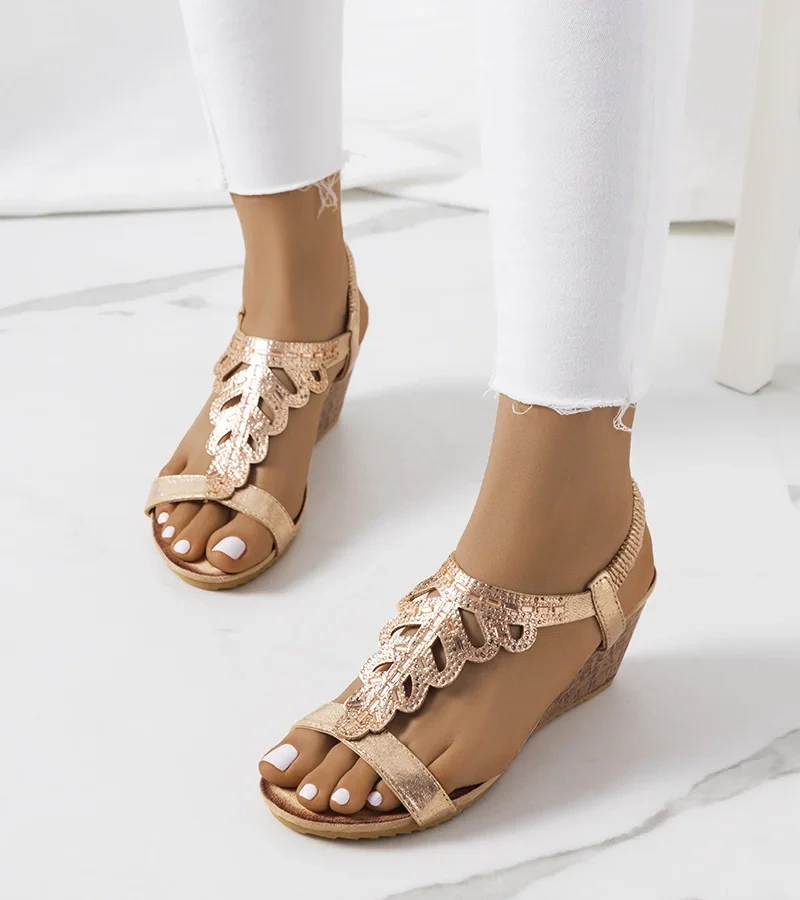 Arany sarokkal rendelkező Parel szandál