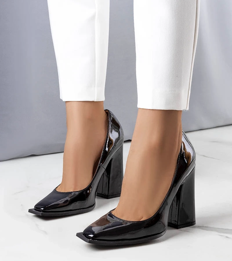 Fekete lakkozott magassarkú cipők Patel