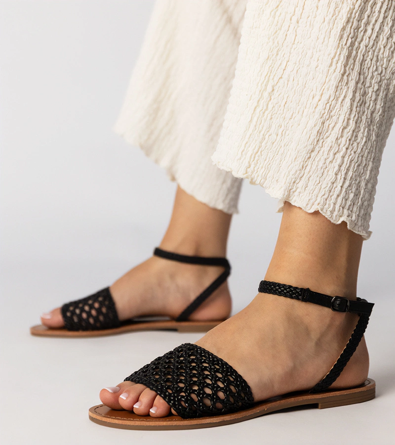 Fekete lapos talpú fonott szandál Mires