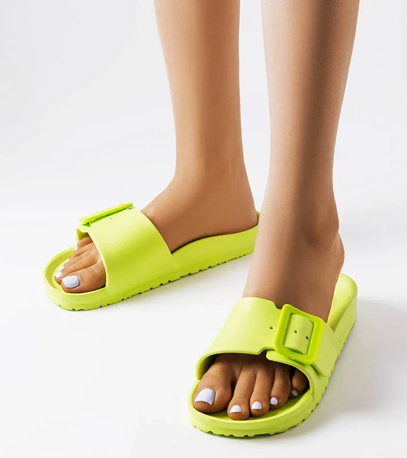 Zöld gumicipő klipsszel Nelm