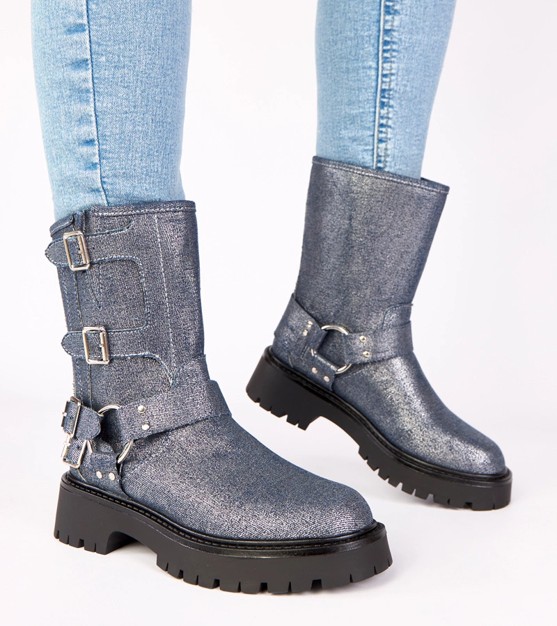 Kék, csatokkal díszített, ezüstös fényű Cara bokacsizma