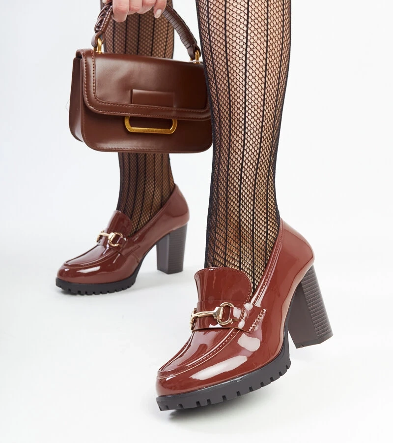 Giacoma barna lakkozott sarokcipő