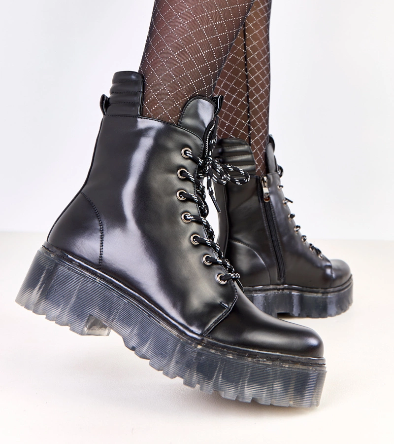 Fekete női bakancs díszes nyelvvel Aldino