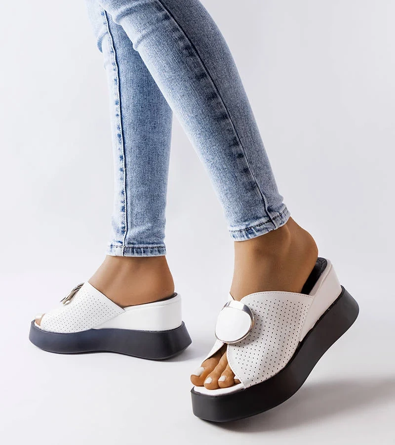 Fehér platformos papucs díszítéssel Degna