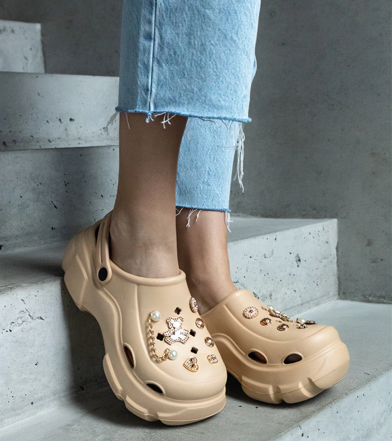 Sötétbézs zárt platform papucs Aria kitűzőkkel díszítve