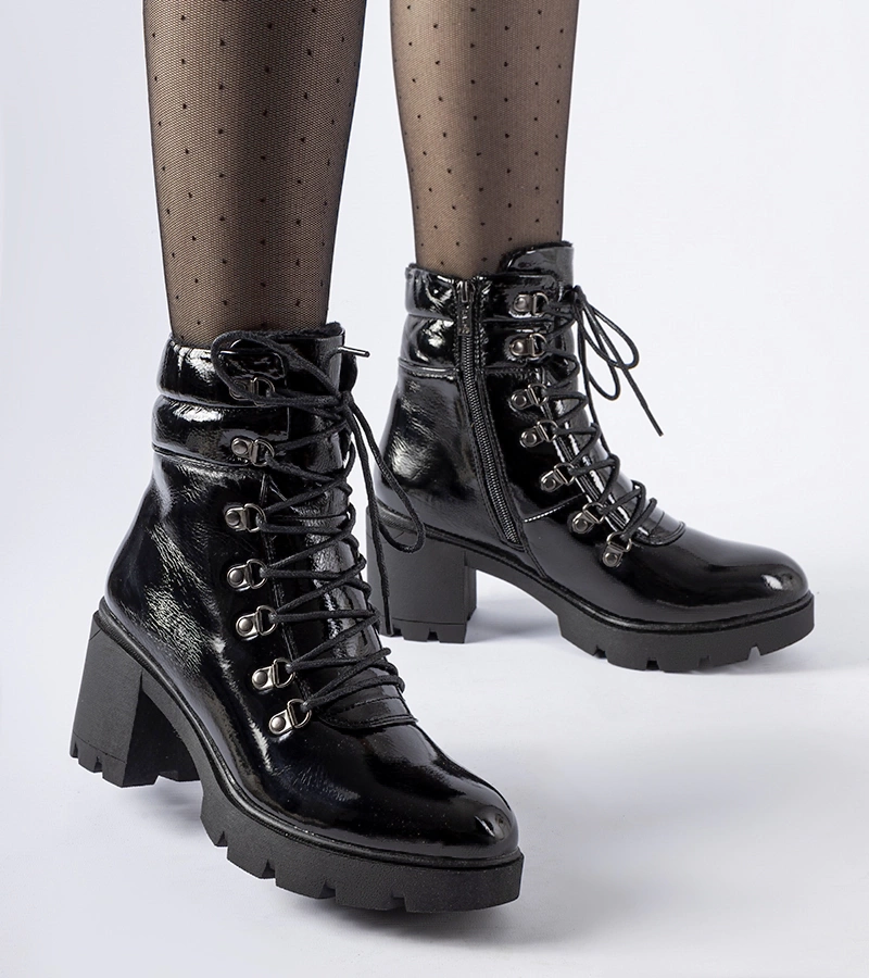 Fekete lakk csizma Langesko kúp sarkú.