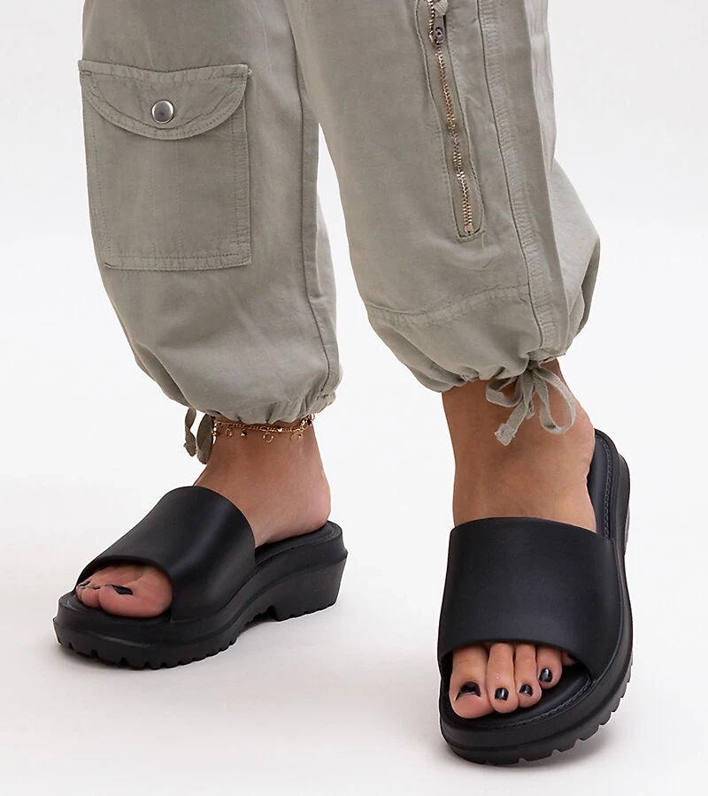 Soiza vastag talpú fekete papucsok