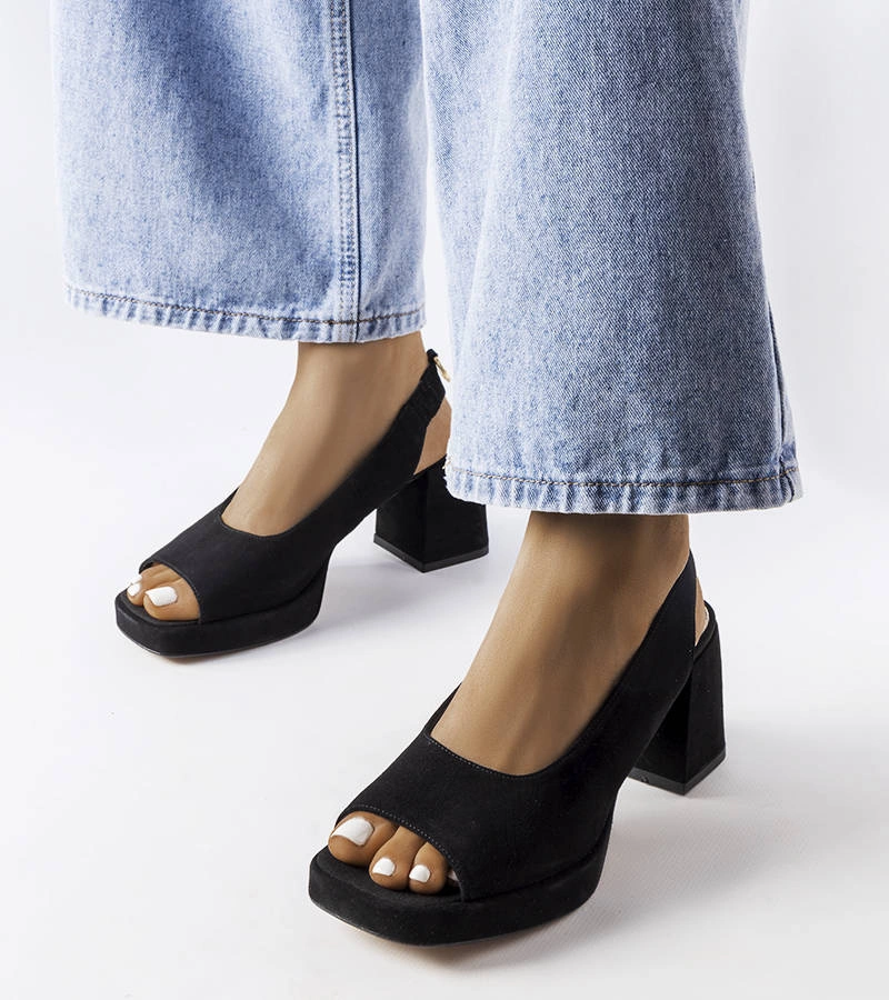 Fekete bársony sarokkal KARINO szandál