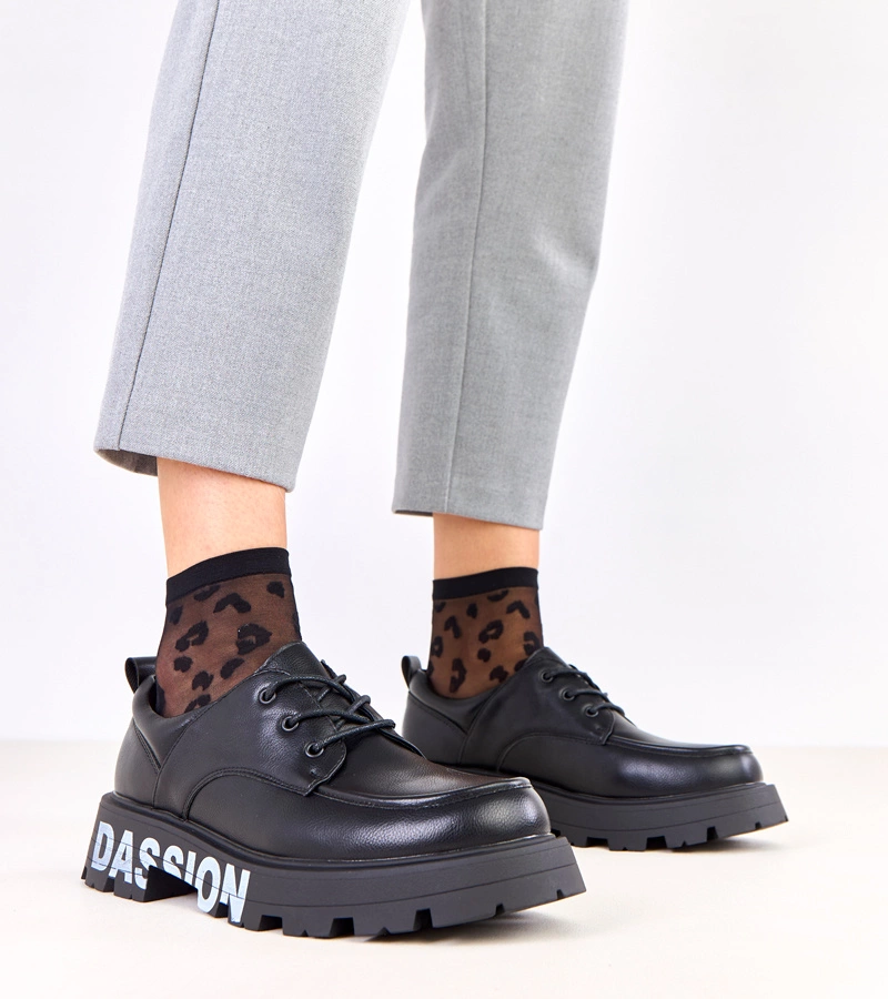 Fekete női félcipő nyomott talppal Klowis