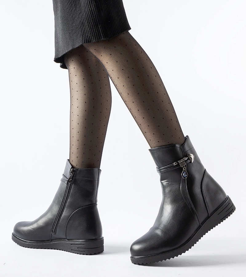 Fekete melegített bokacsizma díszes függővel Nola