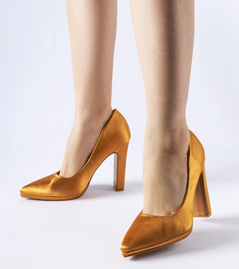 Rivers barna szatén sarokcipője