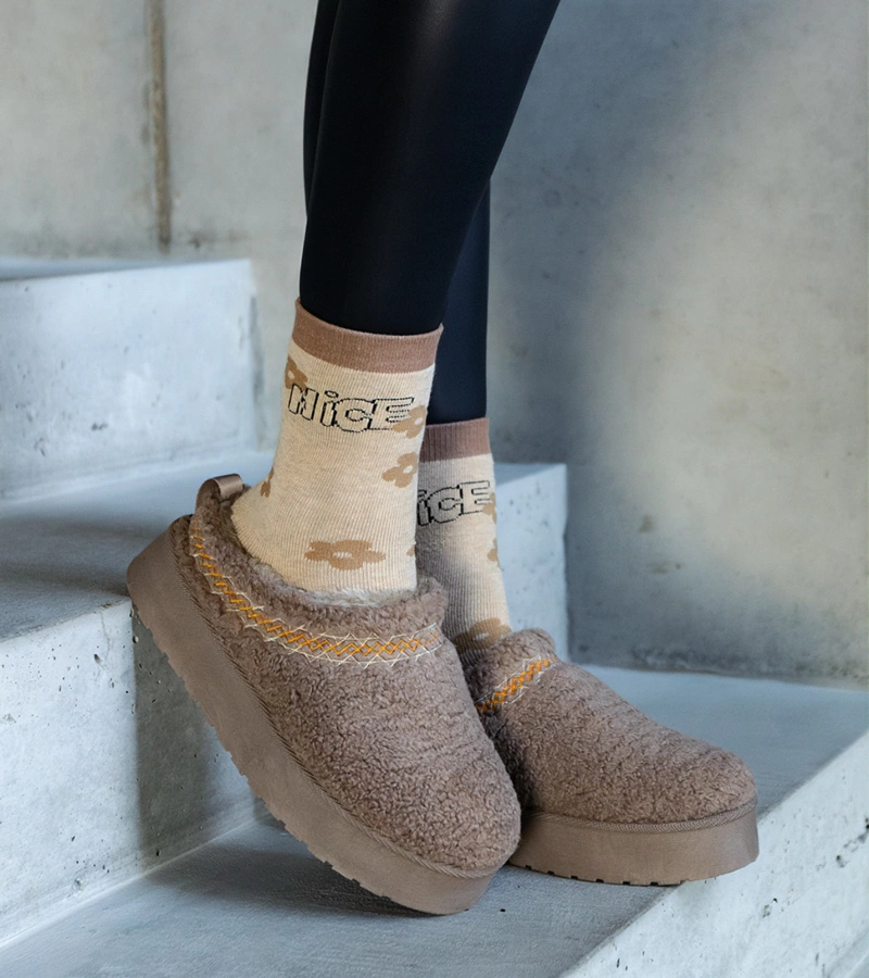 Barna platformás hócsizmák alacsony szárú, hímzett Greene mintával.