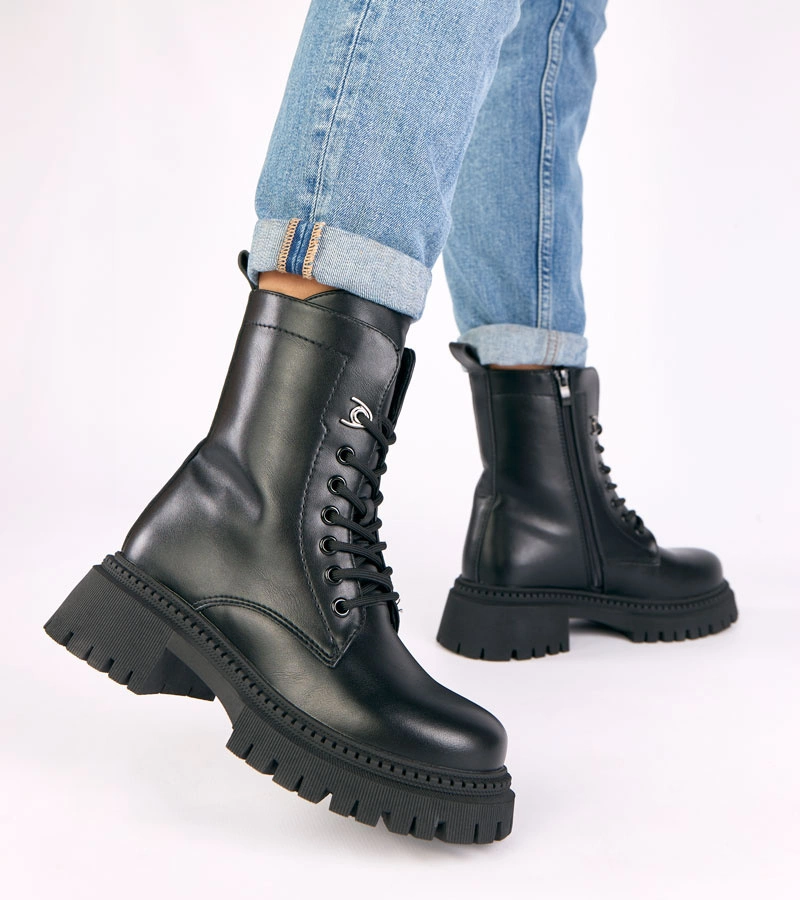 Fekete klasszikus platformos bokacsizma Kalle