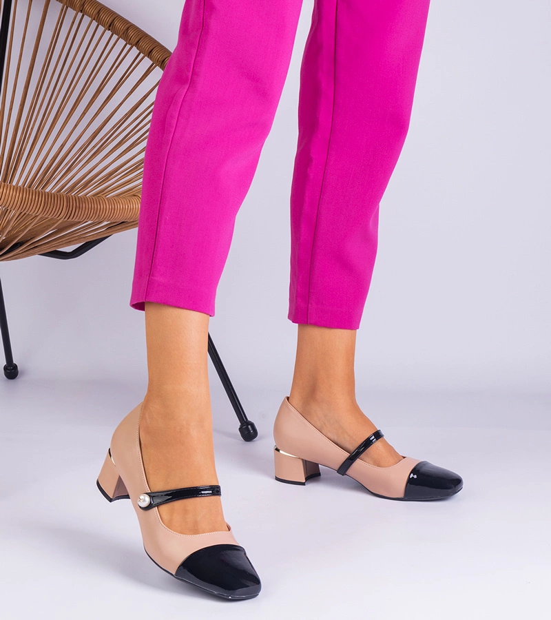 Bézs sarkú cipő lakkozott orral Ivanita