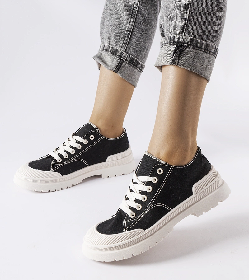 Fekete anyagból készült Nassar tornacipők