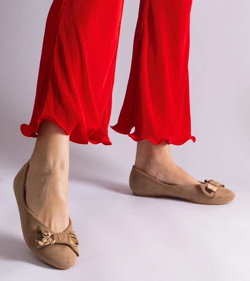 Barna balerinacipő masnival és brosstűvel Esdras