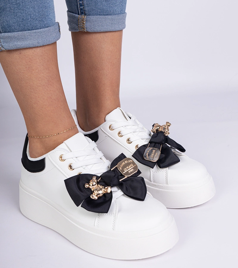 Fekete tornacipő masnival és arany macival Karinka