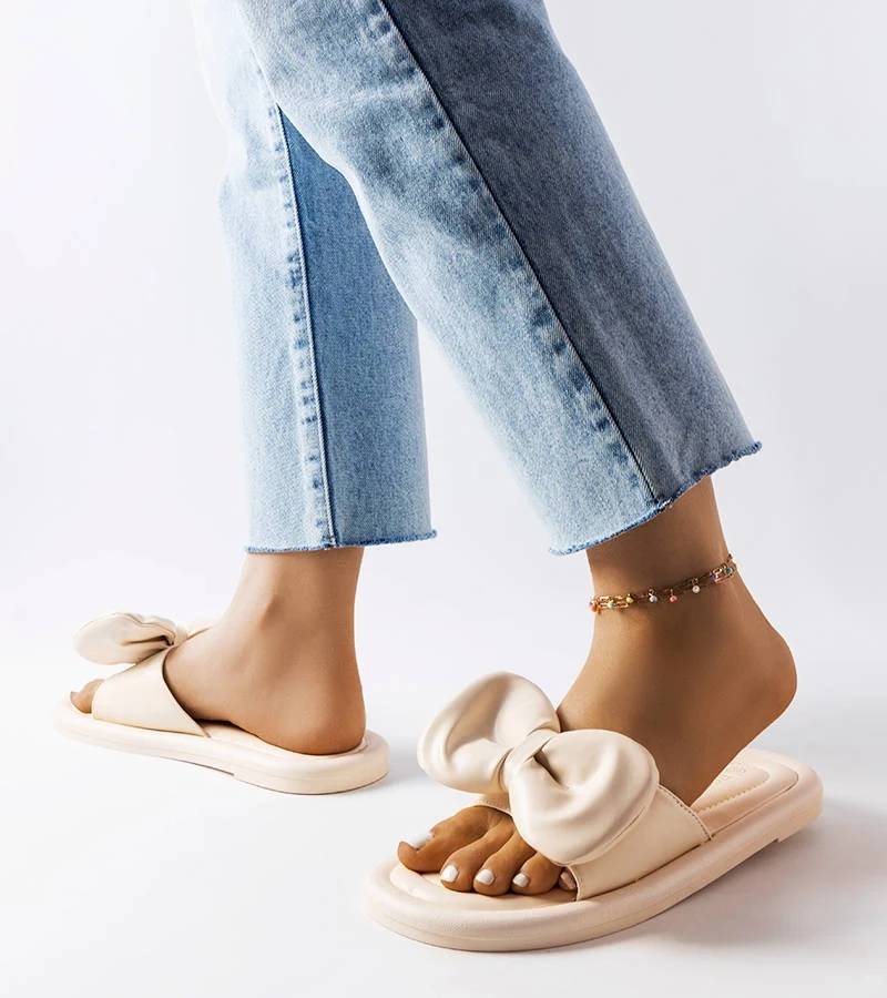 Lende bézs masnival díszített papucs