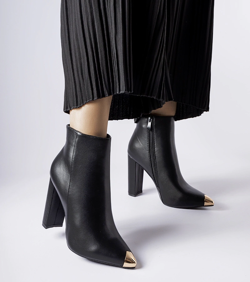 Fekete bokacsizma fémorrnal Sacra