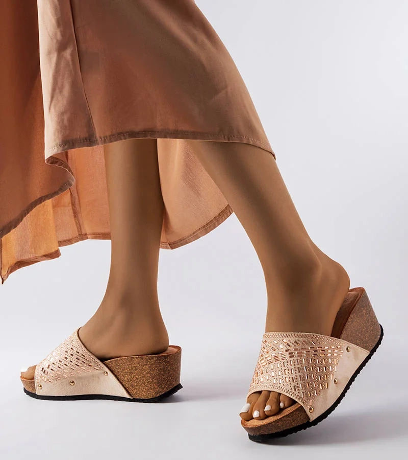 Guymon cirkóniával díszített bézs sarokkal rendelkező papucs